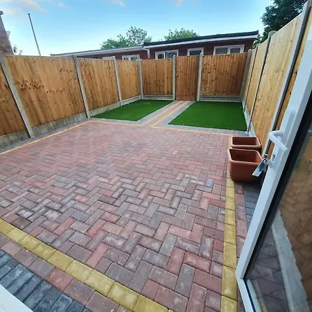 5 Bedroom House By Monishortlets Dagenham Exterior photo
