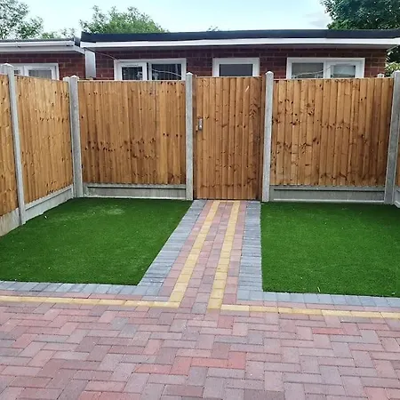 5 Bedroom House By Monishortlets Dagenham Exterior photo