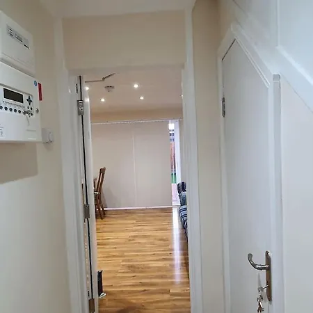 5 Bedroom House By Monishortlets Dagenham Exterior photo