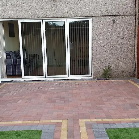 5 Bedroom House By Monishortlets Dagenham Exterior photo