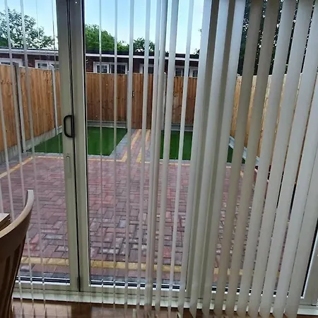 5 Bedroom House By Monishortlets Dagenham Exterior photo