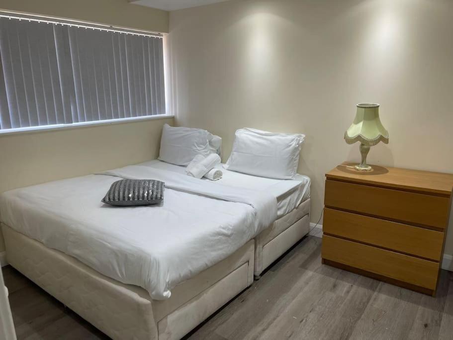 5 Bedroom House By Monishortlets Dagenham