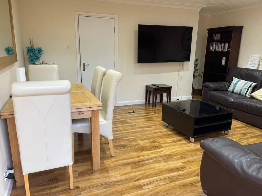 5 Bedroom House By Monishortlets Apartment Dagenham