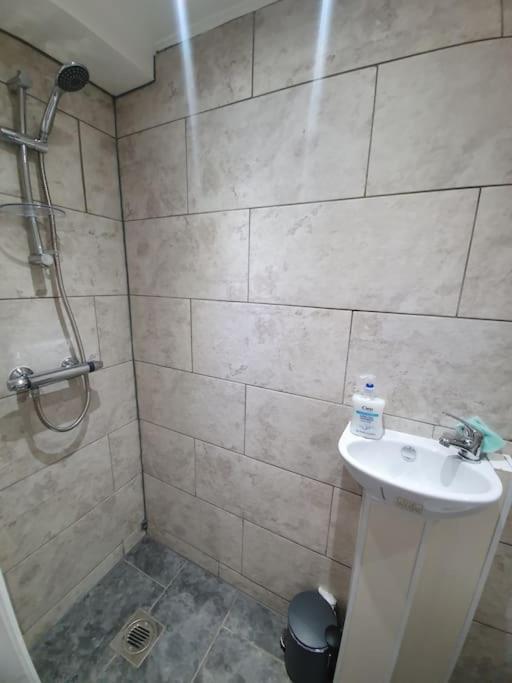 Apartment 5 Bedroom House By Monishortlets Dagenham