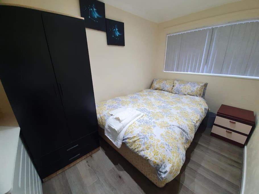 Apartment 5 Bedroom House By Monishortlets Dagenham