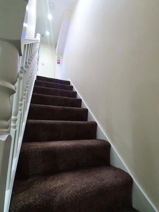 Apartment 5 Bedroom House By Monishortlets Dagenham