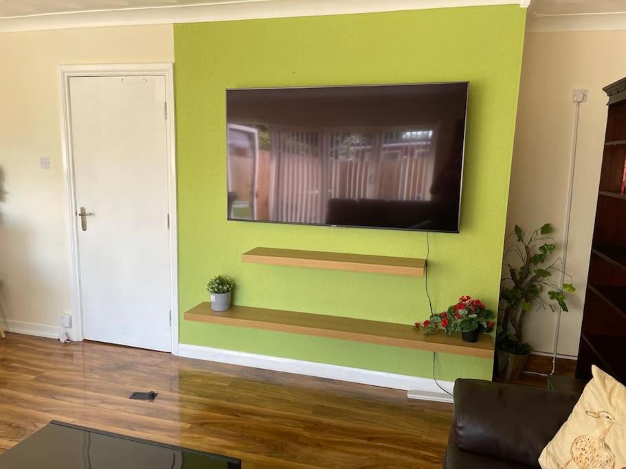 Apartment 5 Bedroom House By Monishortlets Dagenham