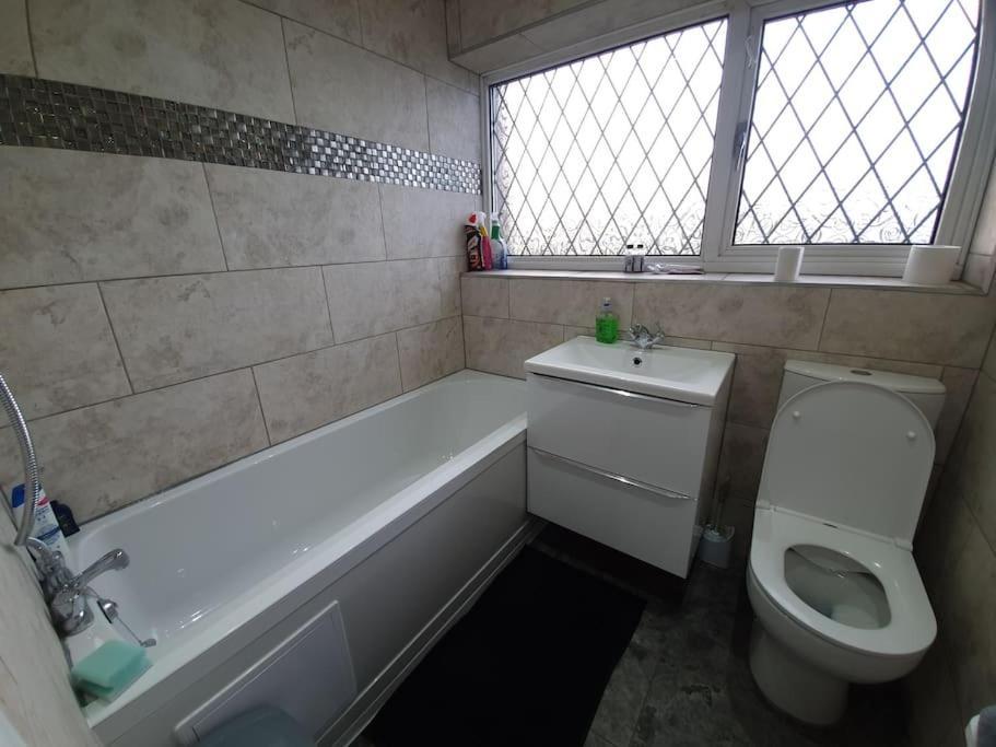 5 Bedroom House By Monishortlets Dagenham