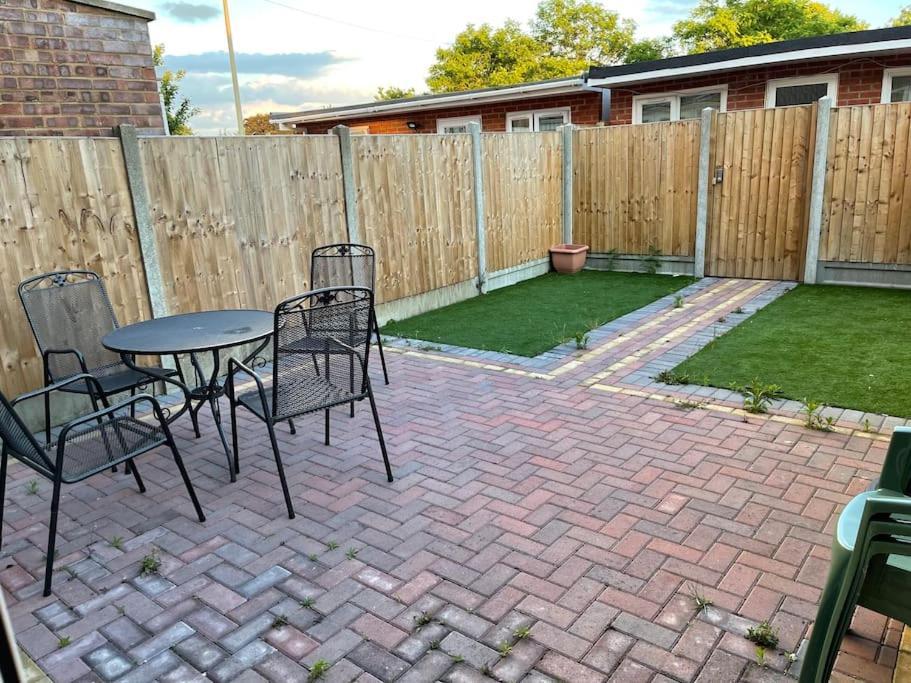 5 Bedroom House By Monishortlets Apartment Dagenham