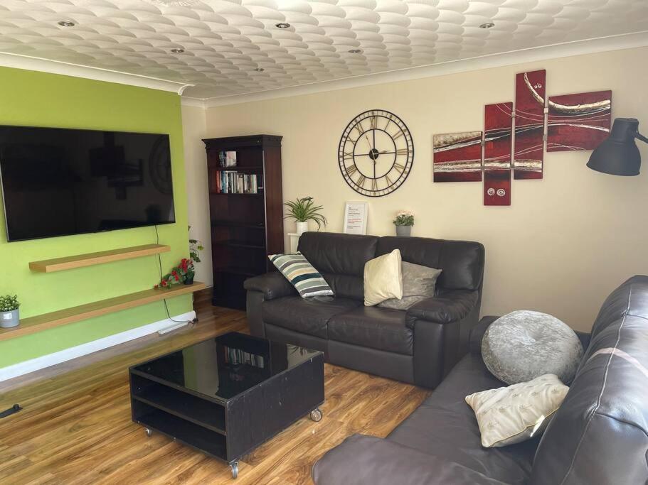 5 Bedroom House By Monishortlets Apartment