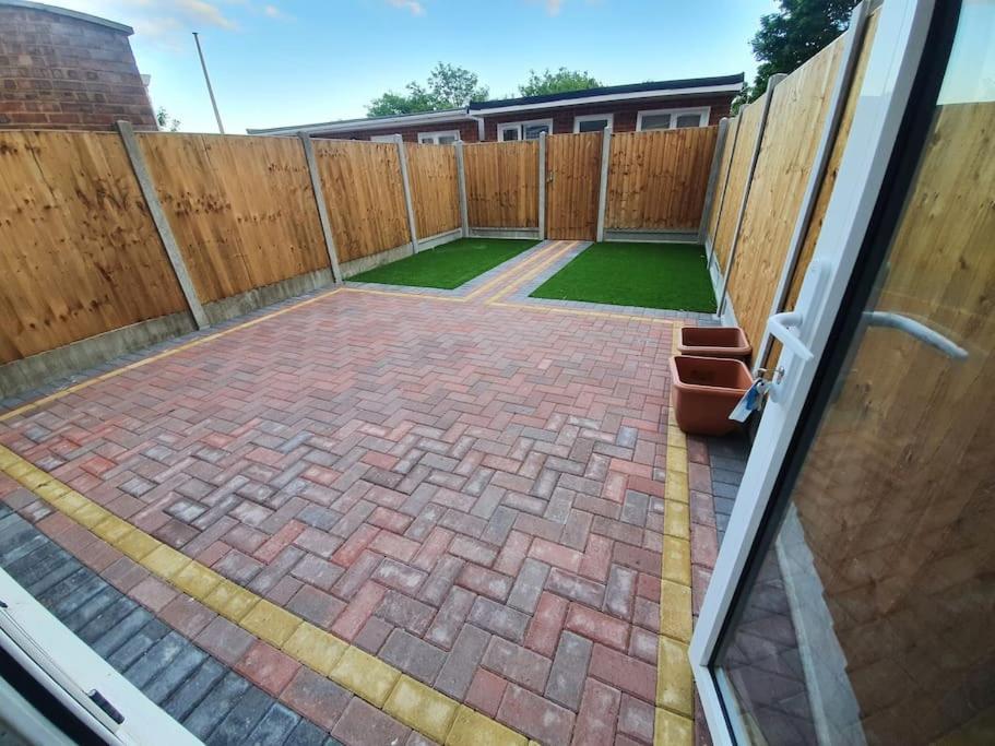 Apartment 5 Bedroom House By Monishortlets Dagenham
