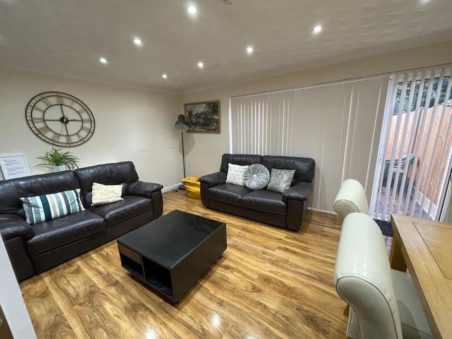5 Bedroom House By Monishortlets Dagenham