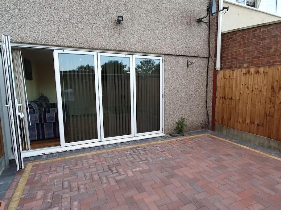 Apartment 5 Bedroom House By Monishortlets Dagenham