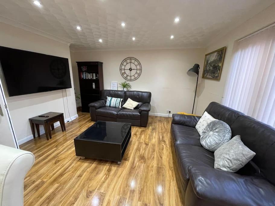 5 Bedroom House By Monishortlets Apartment Dagenham